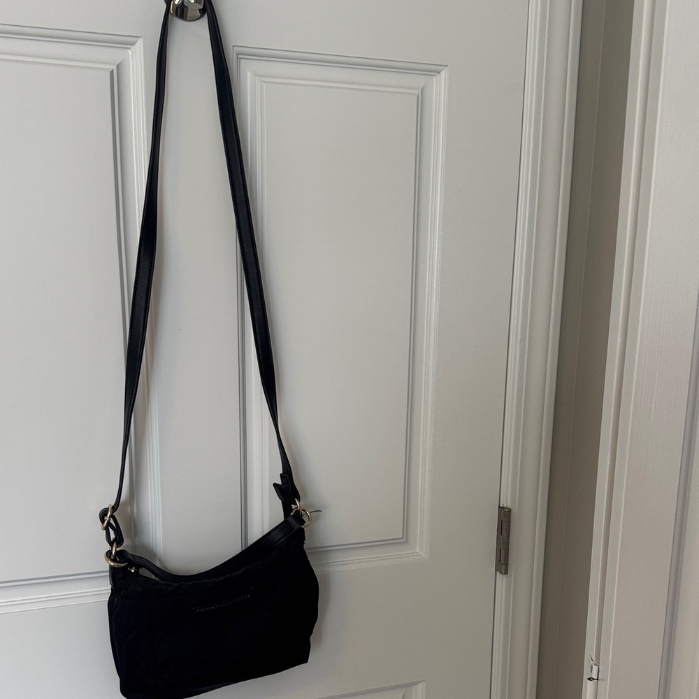 Tommy Hilfiger Elegant Black Crossbody Bag